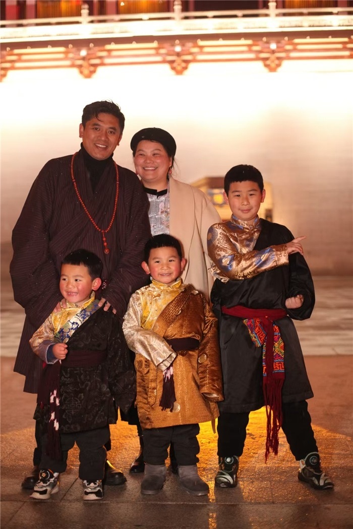 康定的節(jié)日氛圍多元和諧。圖為2024年元宵夜，洛讓銀登一家五口在旅行中拍攝的合影。資料圖片