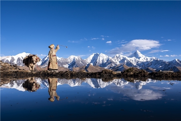 貢嘎山下的放牧人。林革文攝