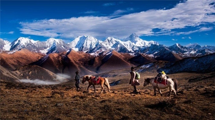 “守護貢嘎”是當?shù)卮迕駱闼氐男拍詈妥园l(fā)的行動。圖為貢嘎山“馬背巡護隊”開展日常巡護工作 林革文攝