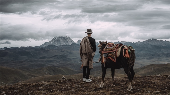 在康定八郎生都星空營地，村里的青年丹真德勒牽馬注視世代生活的家園。八郎村提供
