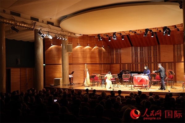 中國歌劇舞劇院的音樂家表演京劇曲牌《夜深沉》。人民網(wǎng)記者 禹麗敏攝