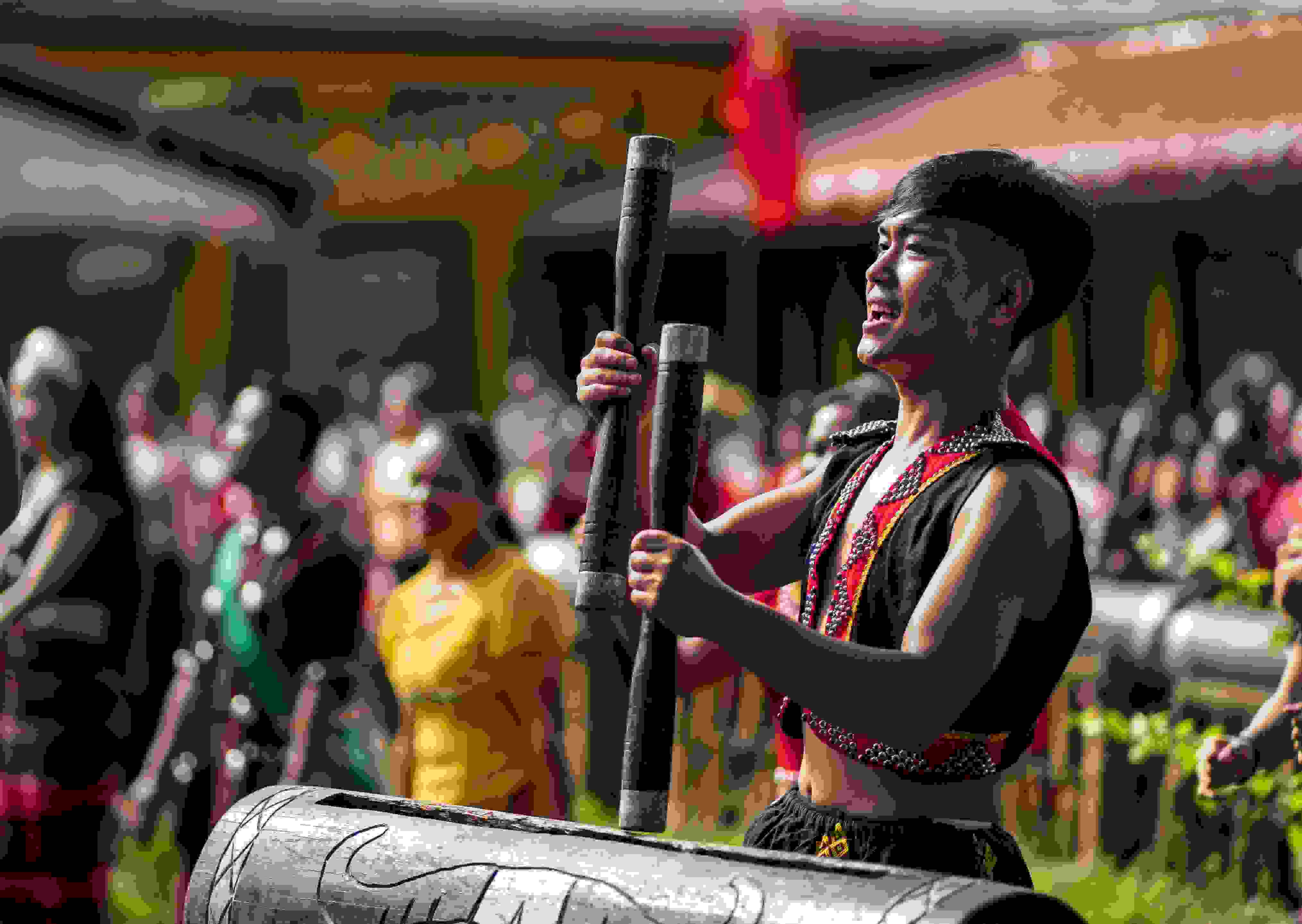 云南省滄源縣班洪鄉(xiāng)班洪村的佤族群眾唱響《阿佤人民唱新歌》（2021年8月20日攝）。