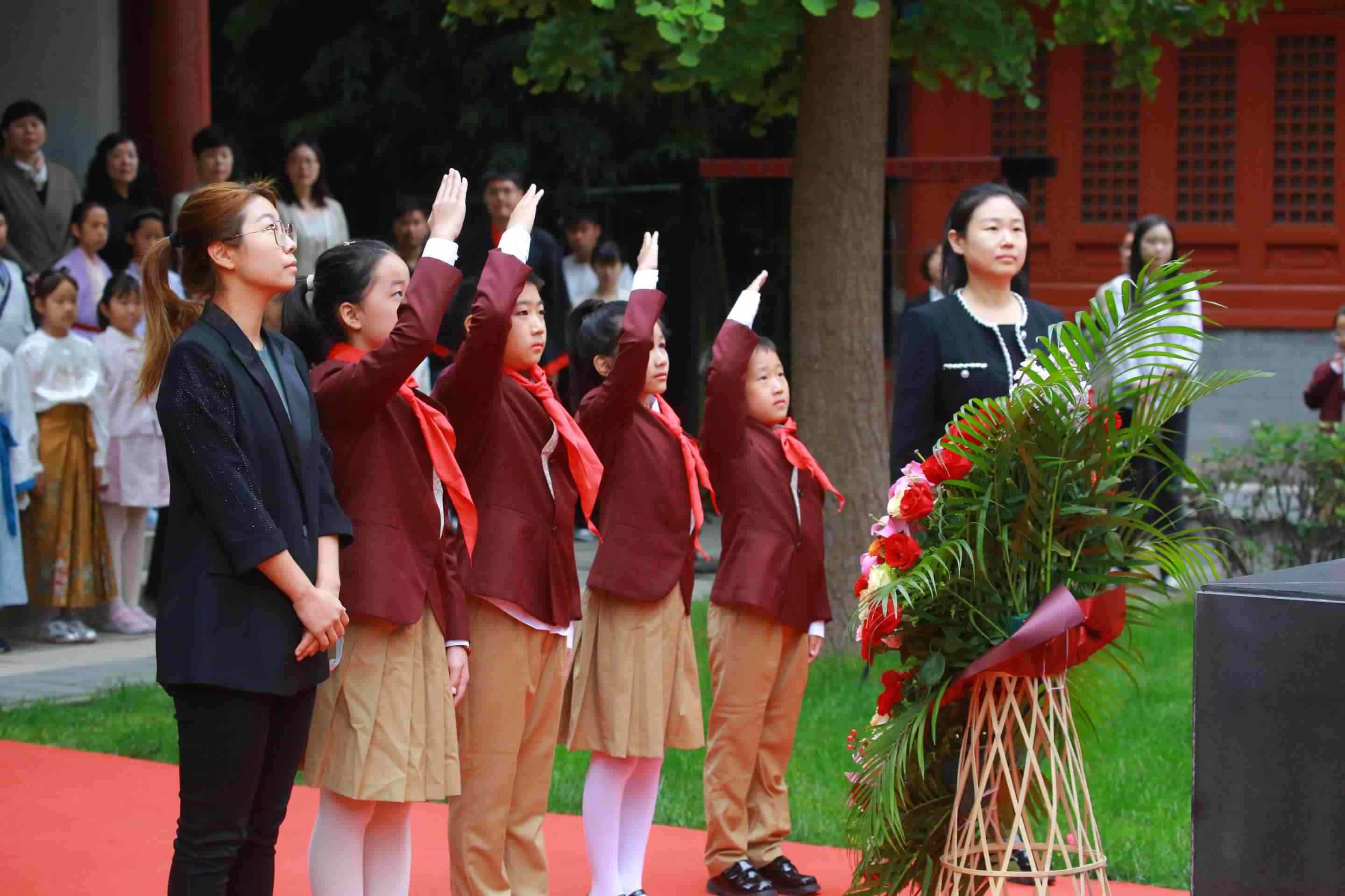 少先隊(duì)員敬獻(xiàn)花籃。校方供圖