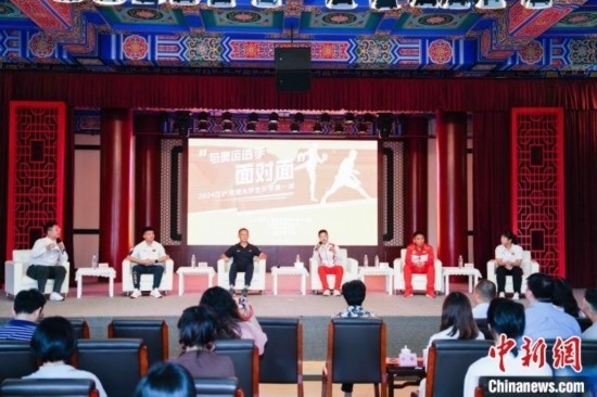 吳愉、王德新、沈?qū)W軍、江海東、朱曉蕾與在座同學(xué)們分享個(gè)人的體育故事與成長感悟。上海市港澳辦供圖