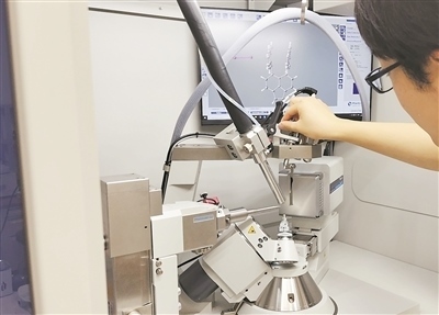 科研人員使用X射線衍射儀研究σ鍵。圖片來源：日本北海道大學(xué)