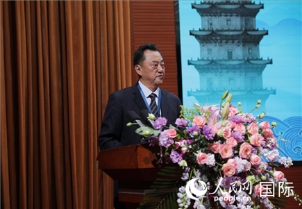 北京語言大學(xué)黨委書記倪海東在“走進(jìn)中華文明——海絲印記 世遺泉州”主題人文交流活動(dòng)中致辭。人民網(wǎng) 王婧攝