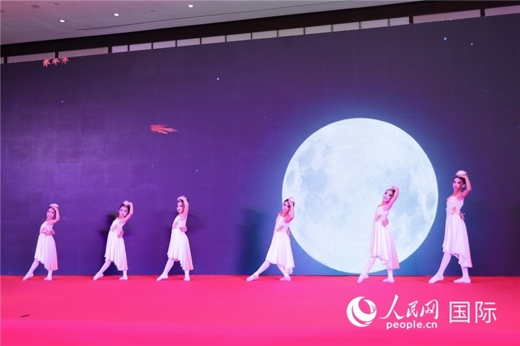 中國青少年歌舞表演。人民網記者任皓宇攝