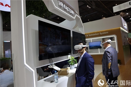 外國觀眾在通過VR參觀中國風(fēng)電企業(yè)智慧工廠。人民網(wǎng)記者 劉仲華攝