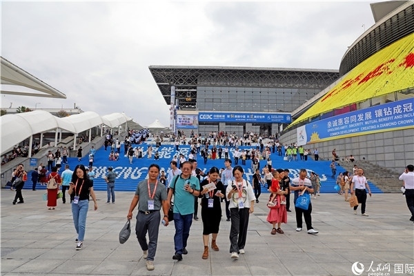 第二十一屆東博會(huì)展館外，參觀者步行離場(chǎng)。人民網(wǎng)記者趙益普攝