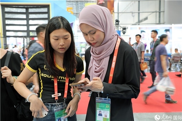 東博會(huì)現(xiàn)場(chǎng)，馬來(lái)西亞展商在同中方工作人員交談。人民網(wǎng)記者 趙益普攝