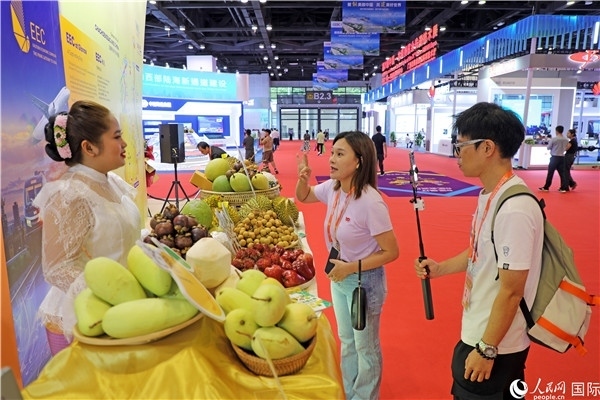 在東博會(huì)泰國(guó)展區(qū)，參觀者在向泰方工作人員了解泰國(guó)水果情況。人民網(wǎng)記者趙益普攝