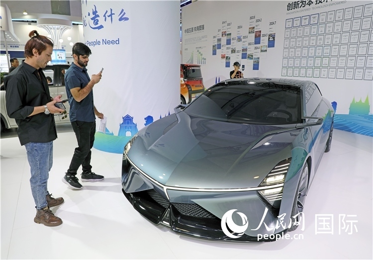 東博會(huì)上，上汽通用五菱展出的一款名為“東盟之光”的新能源概念車吸引參觀者駐足。人民網(wǎng)記者趙益普攝