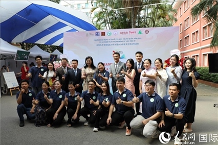 中越兩國嘉賓和教師代表合影。人民網(wǎng)記者 楊曄攝