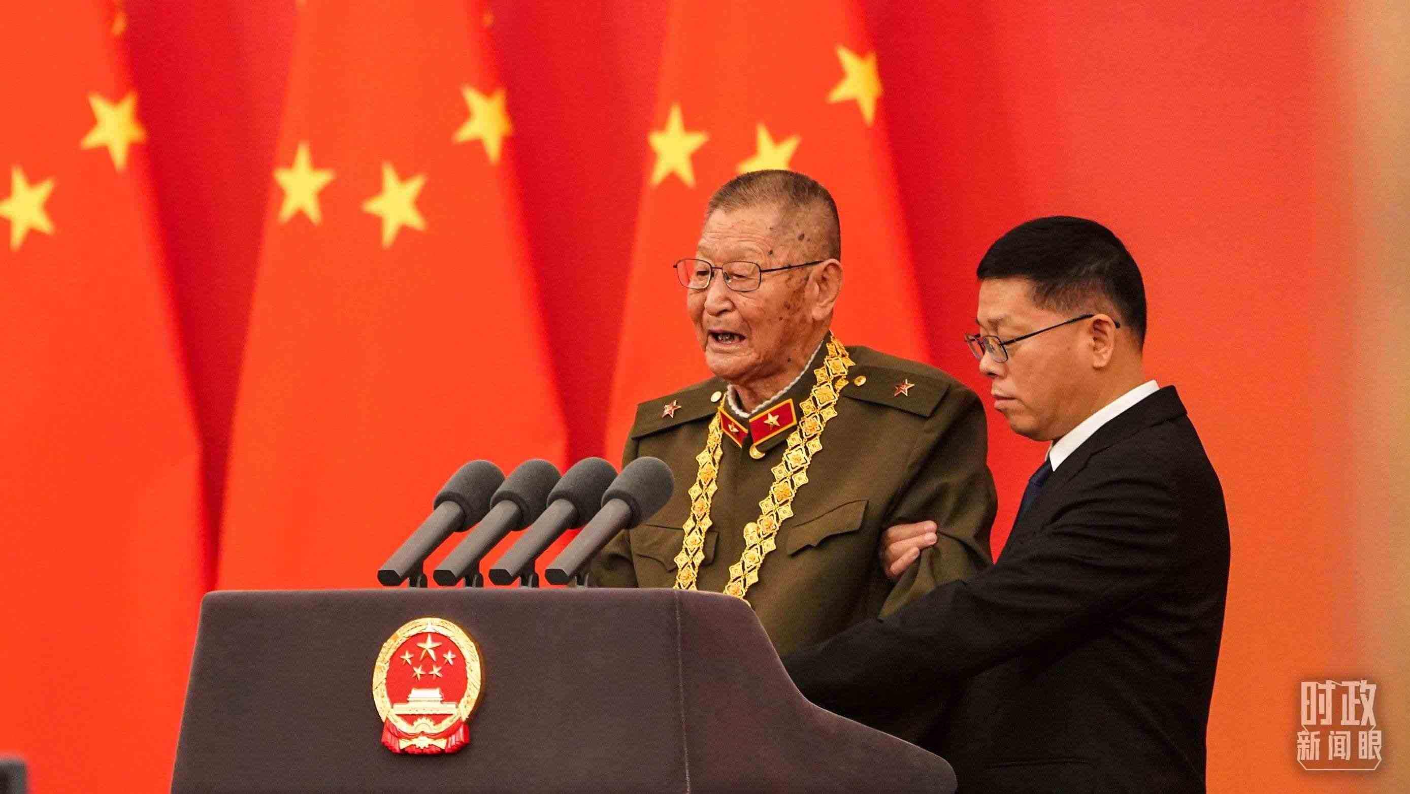 “共和國(guó)勛章”獲得者黃宗德在頒授儀式上發(fā)言。（總臺(tái)記者李晉拍攝）