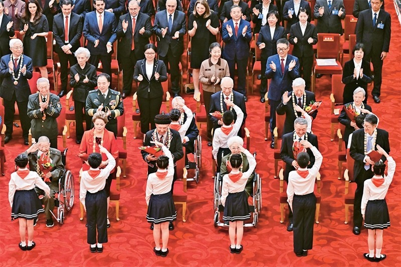 2024年9月29日，中華人民共和國國家勛章和國家榮譽(yù)稱號頒授儀式在北京人民大會堂隆重舉行。圖為少先隊員向國家勛章和國家榮譽(yù)稱號獲得者敬禮致意。 新華社記者 岳月偉/攝