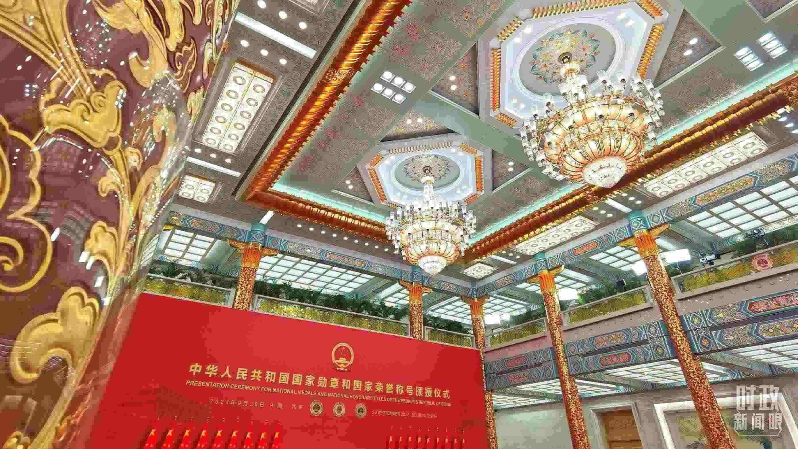 人民大會(huì)堂金色大廳燈光璀璨。（總臺(tái)央視記者郭鴻拍攝）