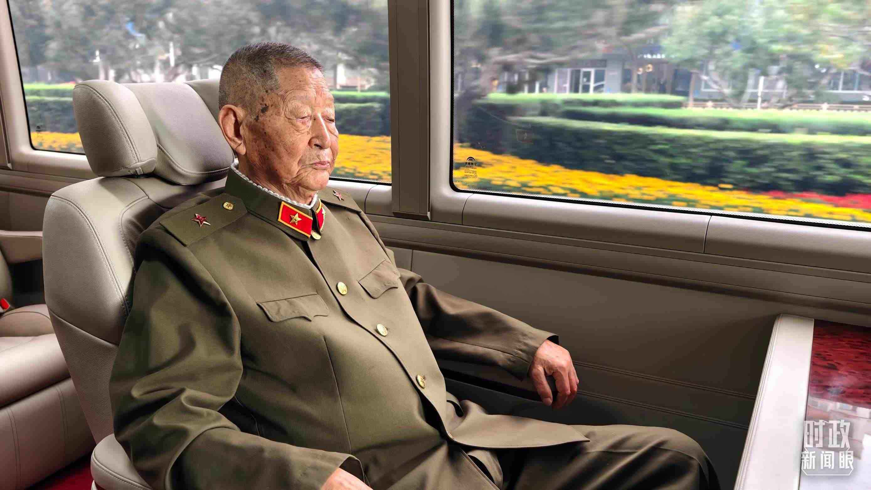 “共和國(guó)勛章”獲得者黃宗德乘坐禮賓車前往人民大會(huì)堂。（總臺(tái)央視記者胡瑋拍攝）