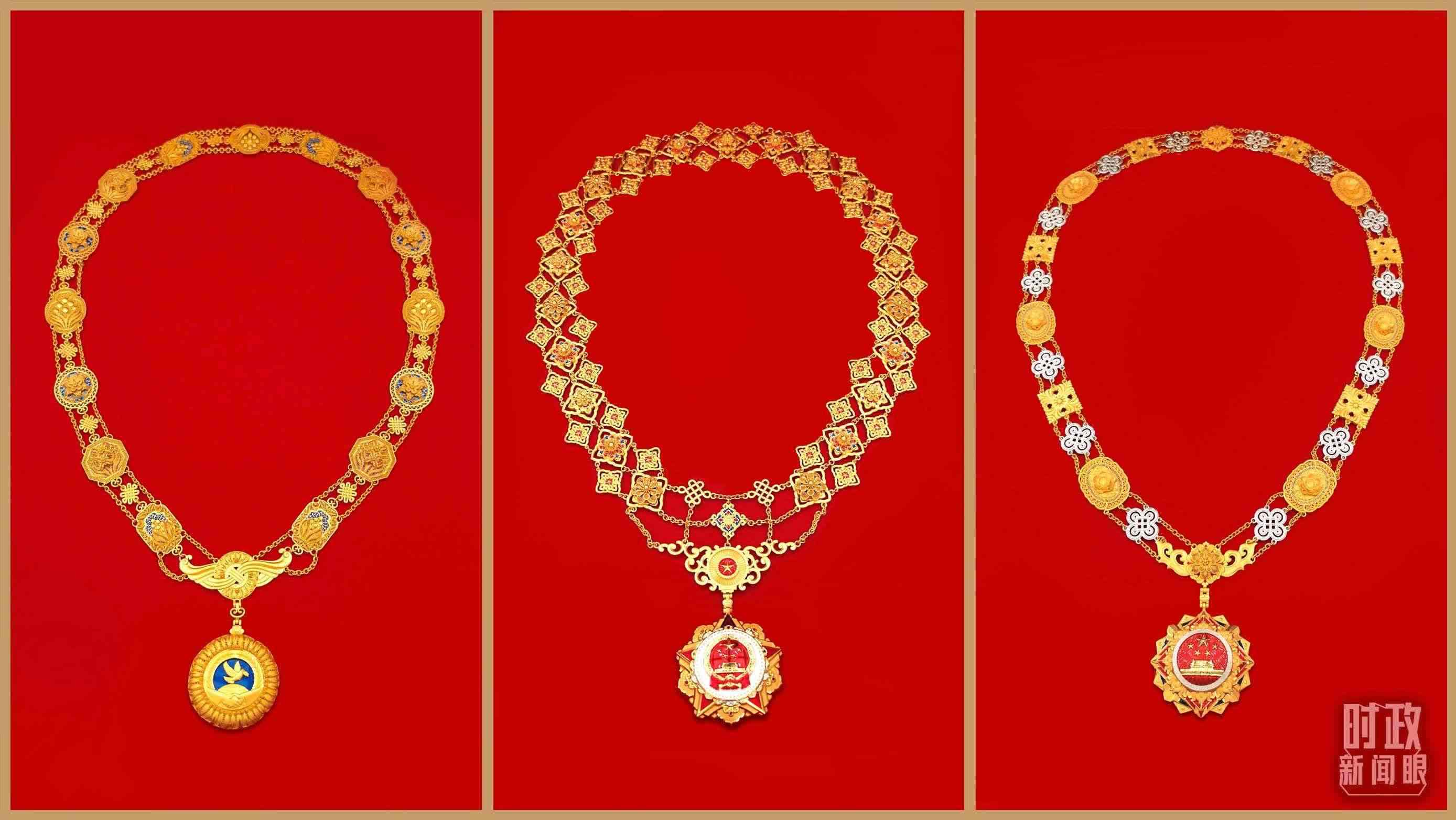 “共和國(guó)勛章”（中）、“友誼勛章”（左）和國(guó)家榮譽(yù)稱號(hào)獎(jiǎng)?wù)拢ㄓ遥＃偱_(tái)央視記者郭鴻、鄂介甫拍攝）