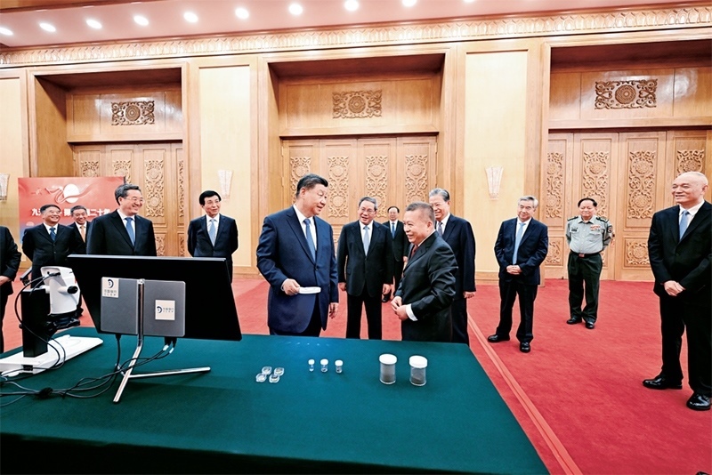 2024年9月23日，黨和國家領(lǐng)導人習近平、李強、趙樂際、王滬寧、蔡奇、丁薛祥、李希等在人民大會堂接見探月工程嫦娥六號任務(wù)參研參試人員代表并參觀月球樣品和探月工程成果展覽。這是習近平等參觀月球樣品和探月工程成果展覽。 新華社記者 謝環(huán)馳/攝