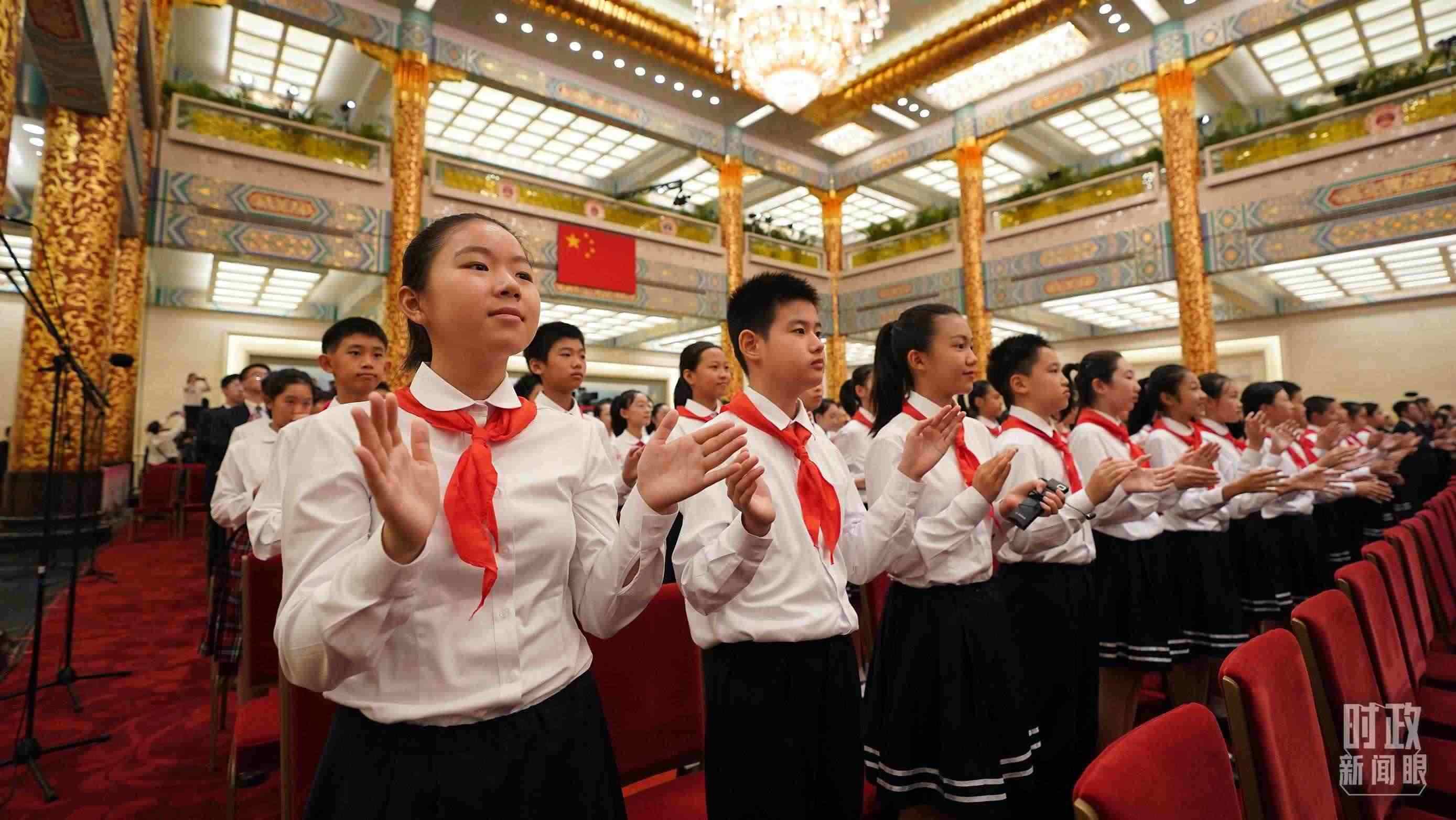 頒授儀式現(xiàn)場(chǎng)的少先隊(duì)員。（總臺(tái)記者李晉拍攝）