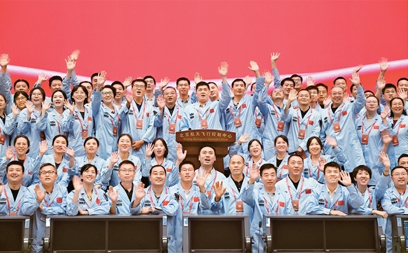 嫦娥六號完成了人類歷史上首次月球背面采樣，突破了多項關(guān)鍵技術(shù)，是我國建設(shè)航天強(qiáng)國、科技強(qiáng)國取得的又一標(biāo)志性成果，是我國探月工程的重要里程碑。圖為2024年6月25日，嫦娥六號任務(wù)圓滿成功后，工作人員在北京航天飛行控制中心合影。 新華社記者 金良快/攝