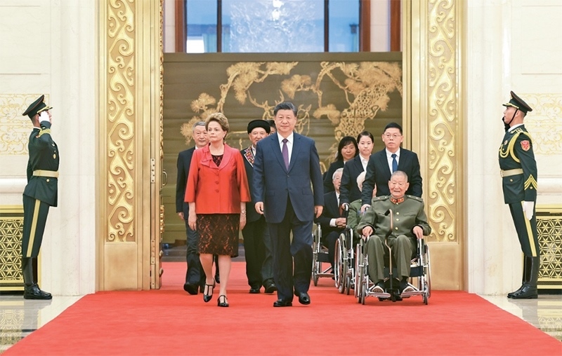 2024年9月29日，中華人民共和國國家勛章和國家榮譽稱號頒授儀式在北京人民大會堂金色大廳隆重舉行。中共中央總書記、國家主席、中央軍委主席習近平同國家勛章和國家榮譽稱號獲得者一同步入會場。 新華社記者 王曄/攝