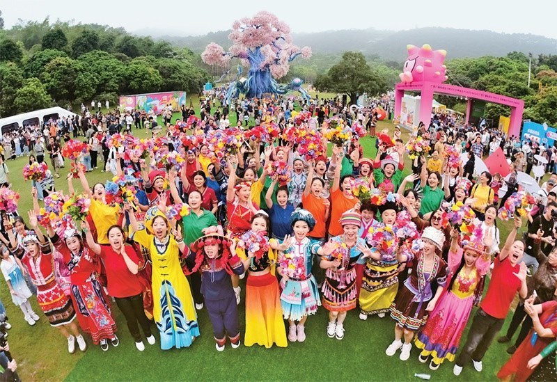 自2014年起，廣西持續(xù)舉辦“廣西三月三·八桂嘉年華”活動，各地民族民俗活動次第登臺，精彩紛呈，這個傳統(tǒng)民族節(jié)慶已演變?yōu)楦髯迦嗣窆蚕砉矘返墓?jié)日盛會和知名文化旅游品牌。圖為2024年4月11日在南寧市拍攝的活動主會場。 新華社記者 周華/攝