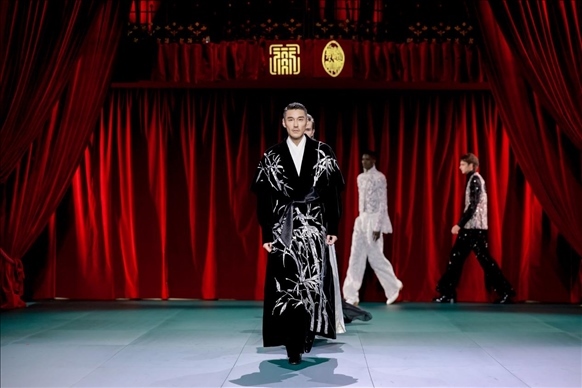 9月28日，模特在法國(guó)巴黎舉行的“2024巴黎·恭王府服飾秀”上展示服裝（主辦方供圖）