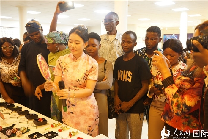 向尼日利亞觀眾介紹中國刺繡。人民網(wǎng)記者 姜宣攝