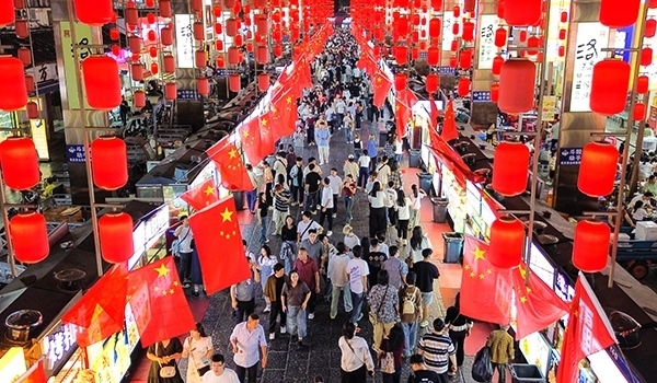 國慶臨近，河南省洛陽市老城歷史文化街區(qū)裝扮一新，國旗招展，處處洋溢著濃厚的國慶節(jié)日氛圍。來源：人民圖片網(wǎng)