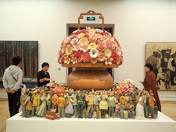 2024年9月28日，觀眾在中國美術(shù)館參觀“慶祝中華人民共和國成立75周年——第十四屆全國美術(shù)作品展覽進(jìn)京作品展”。杜建坡攝。來源：人民圖片網(wǎng)