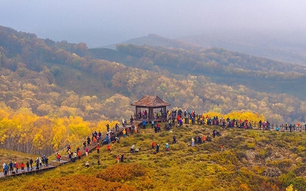 2024年9月27日，內(nèi)蒙古自治區(qū)赤峰市克什克騰旗烏蘭布統(tǒng)景區(qū)層林盡染，游人如織，風(fēng)光如畫。來源：人民圖片網(wǎng)