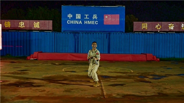 官兵帶來精彩的雙節(jié)棍表演。馬騫攝