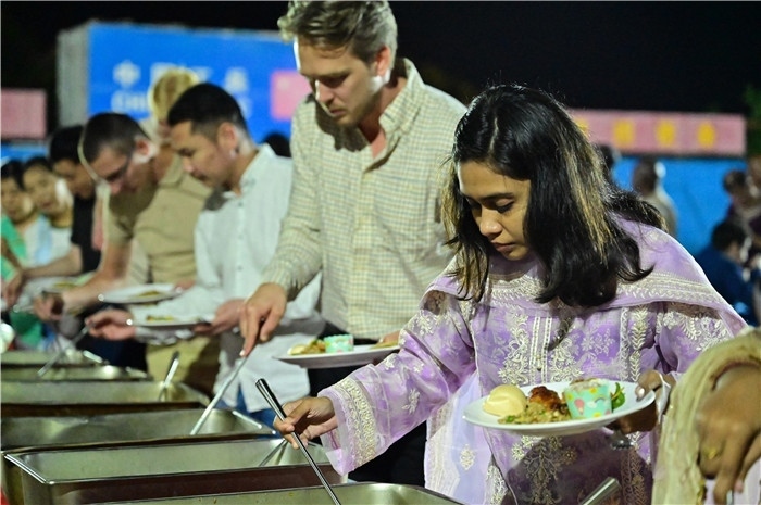 外國友人品嘗中國美食。馬騫攝