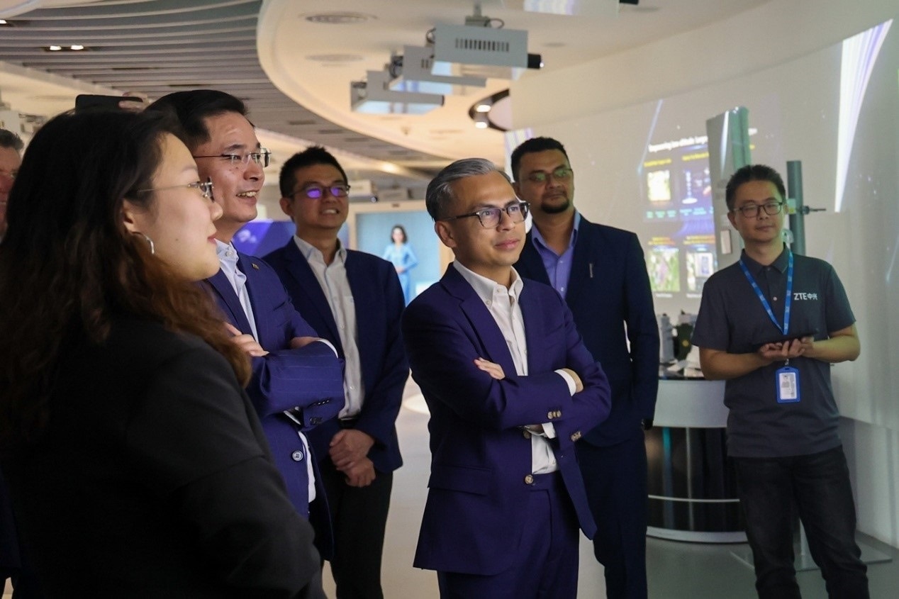 馬來西亞通訊部長(zhǎng)法米·法茲（右三）在華訪問中國(guó)知名通信企業(yè)。（照片由馬來西亞通訊部提供） (1)