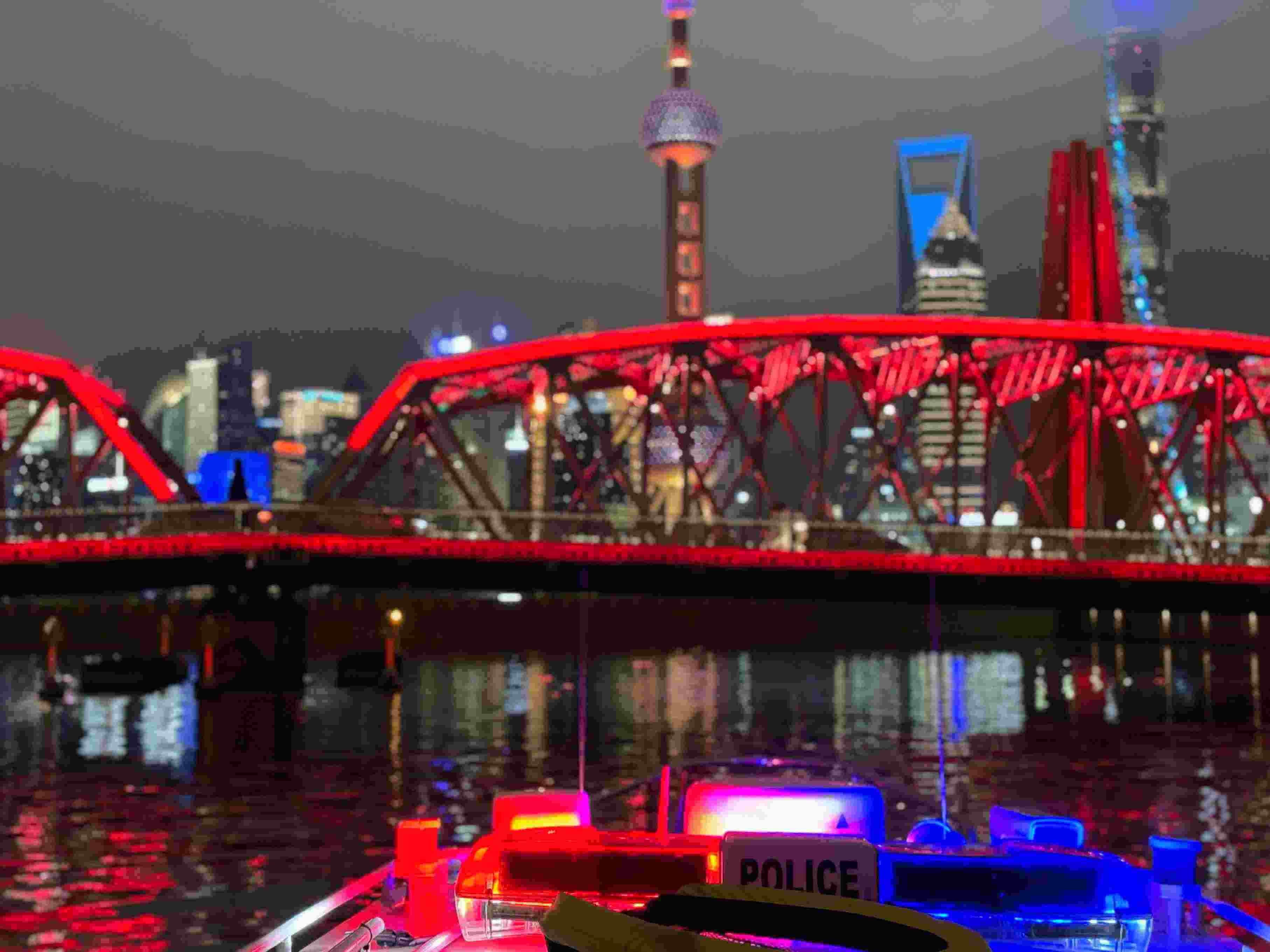 公安艇夜間巡邏。人民網(wǎng)記者 郝萍攝