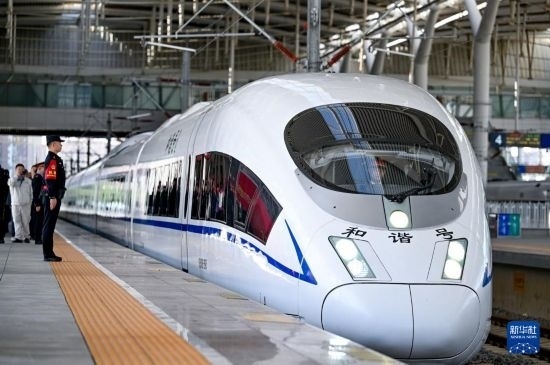 10月1日，由銀川開往惠農(nóng)的C8218次列車從銀川站駛出。