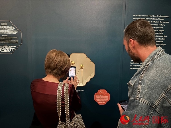  法國(guó)觀眾在展區(qū)拍照留念。人民網(wǎng)記者 于超凡攝