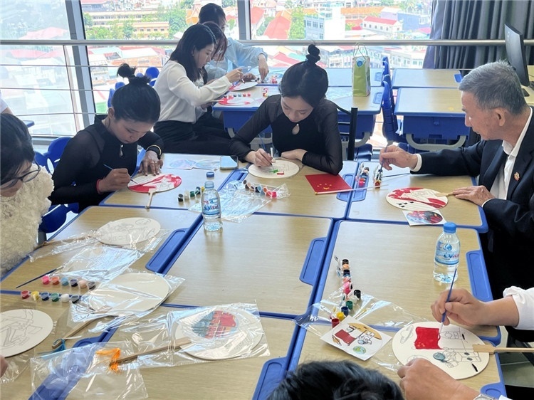 觀眾們在體驗畫扇。Sem Sophea攝