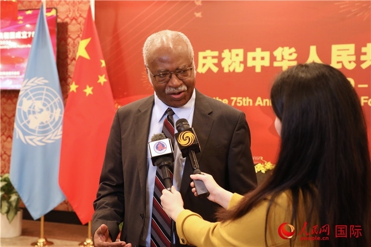 聯(lián)大主席菲勒蒙在招待會現(xiàn)場接受媒體采訪，他向中國政府和人民致以節(jié)日祝賀，表示中國的發(fā)展成就令人驚嘆。人民網(wǎng)記者 李志偉攝