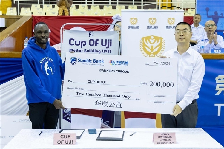 “華聯(lián)公益”與當?shù)貙W校供餐公益組織簽訂長期愛心捐助備忘錄。主辦方供圖