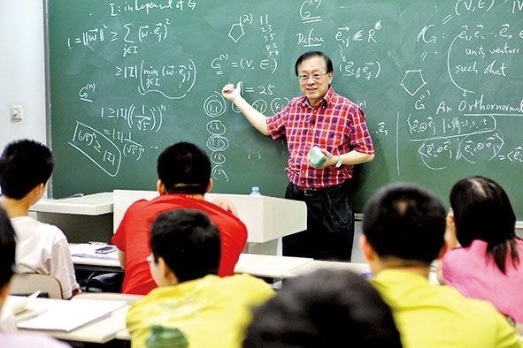 姚期智為清華大學(xué)學(xué)生授課。