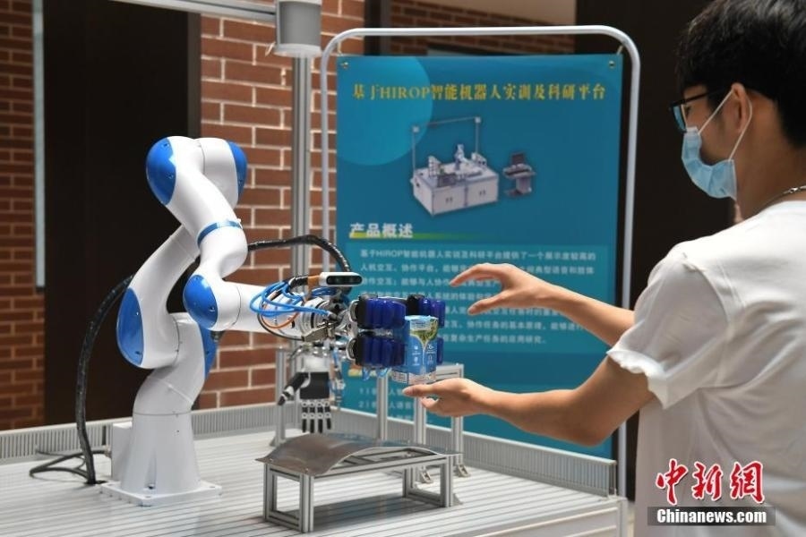  資料圖：高校為學(xué)生打造先進(jìn)科研平臺。中新社記者 陳楚紅 攝