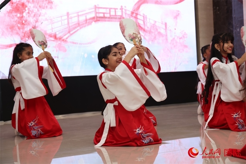 富查伊拉當地學校學生表演節(jié)目。人民網記者任皓宇攝