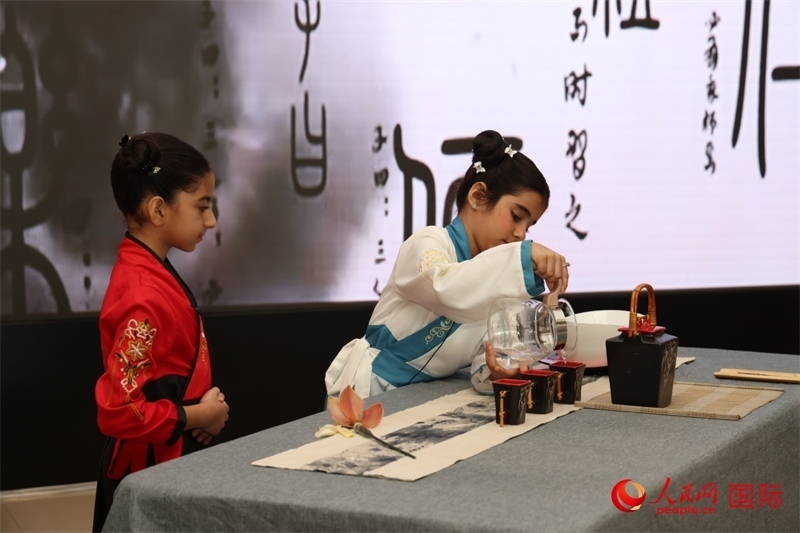富查伊拉當地學校學生表演茶藝。人民網記者任皓宇攝