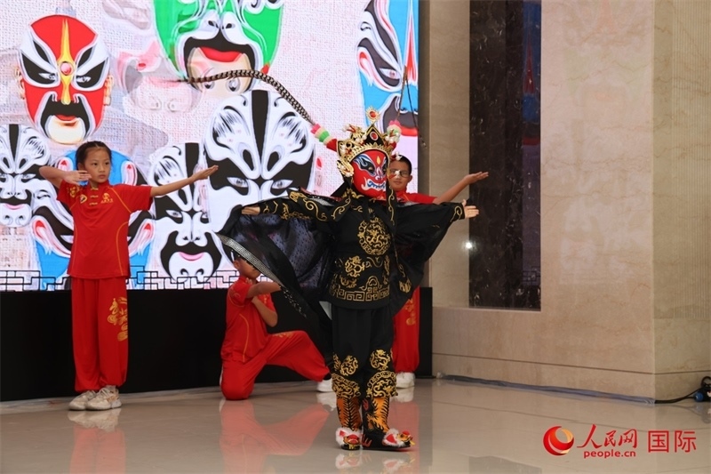 迪拜中國學校學生表演變臉。人民網記者任皓宇攝