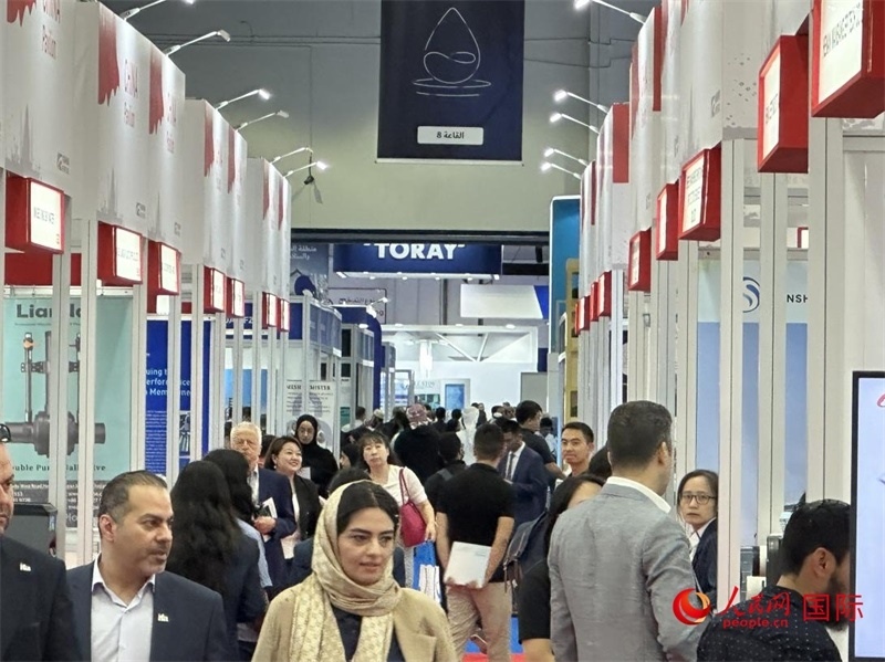 中國館前人頭攢動(dòng)。人民網(wǎng)記者管克江攝