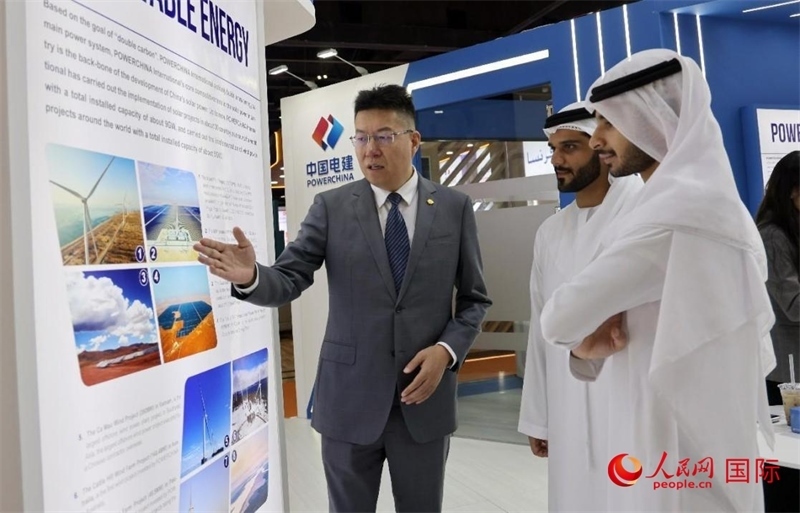 中國電建中東北非區(qū)域總部負(fù)責(zé)人向觀眾介紹公司承建的可再生能源項(xiàng)目。人民網(wǎng)記者 管克江攝