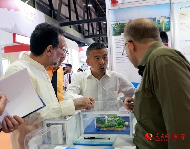 中企推出的綠色能源海水淡化系統(tǒng)吸引了參展商關(guān)注。人民網(wǎng)記者管克江攝