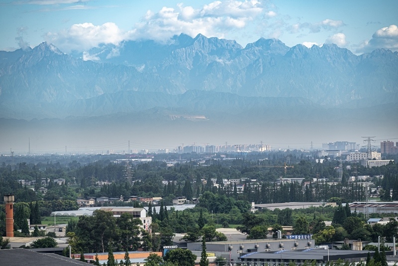 2024年7月1日，成都天氣晴好，遠(yuǎn)處雪山清晰可見。